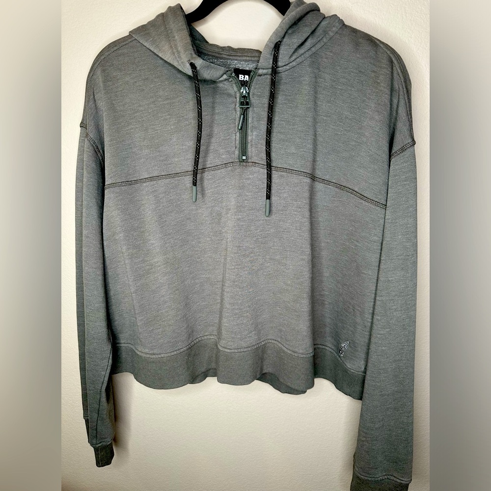XL Bass outdoor pull over slightly cropped hoodie.